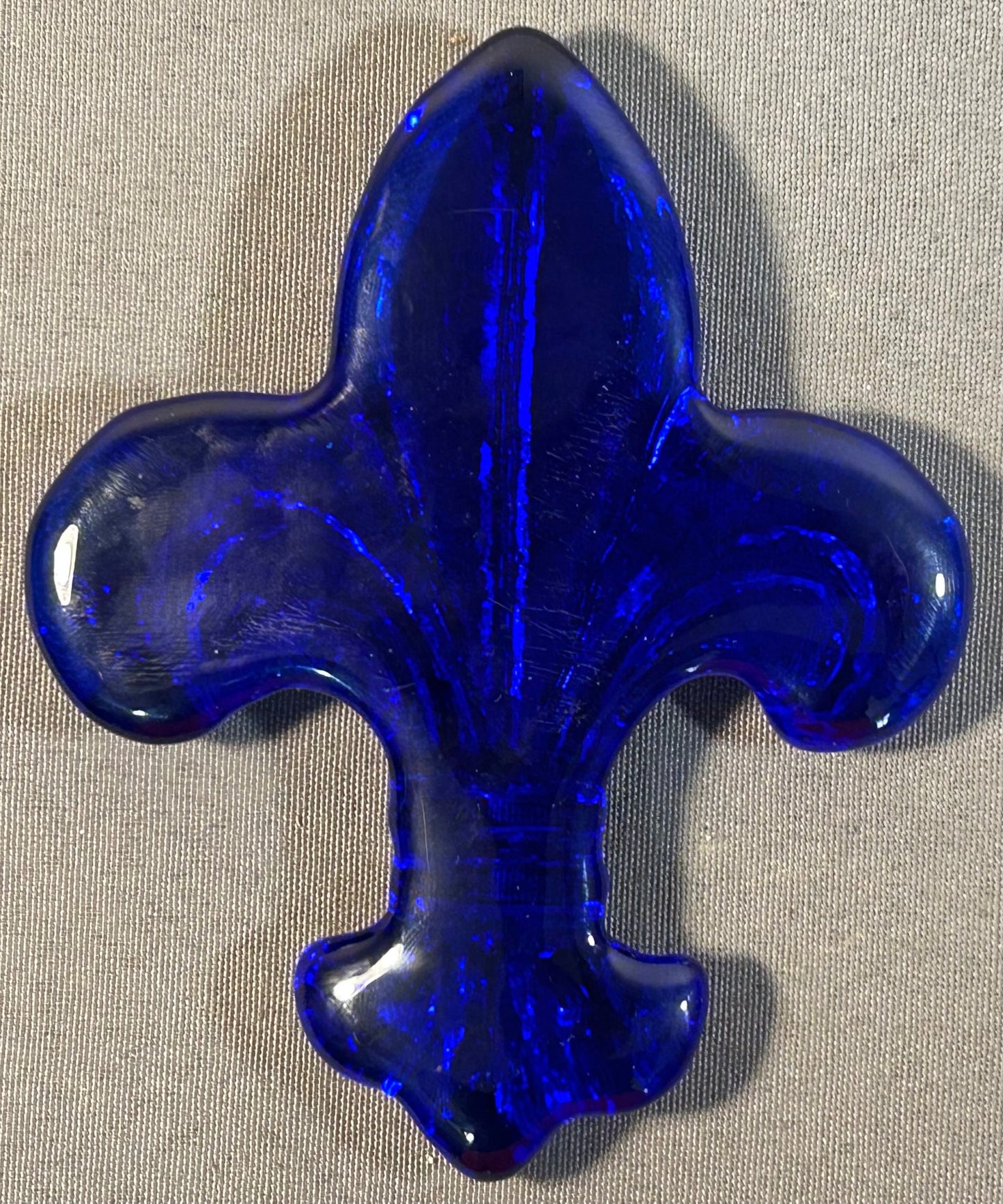 Vintage Mitchell Gaudet Studio Art Glass Cobalt Fleur de Lis Paperweight (20th Century) (New Orleans, Louisiana)