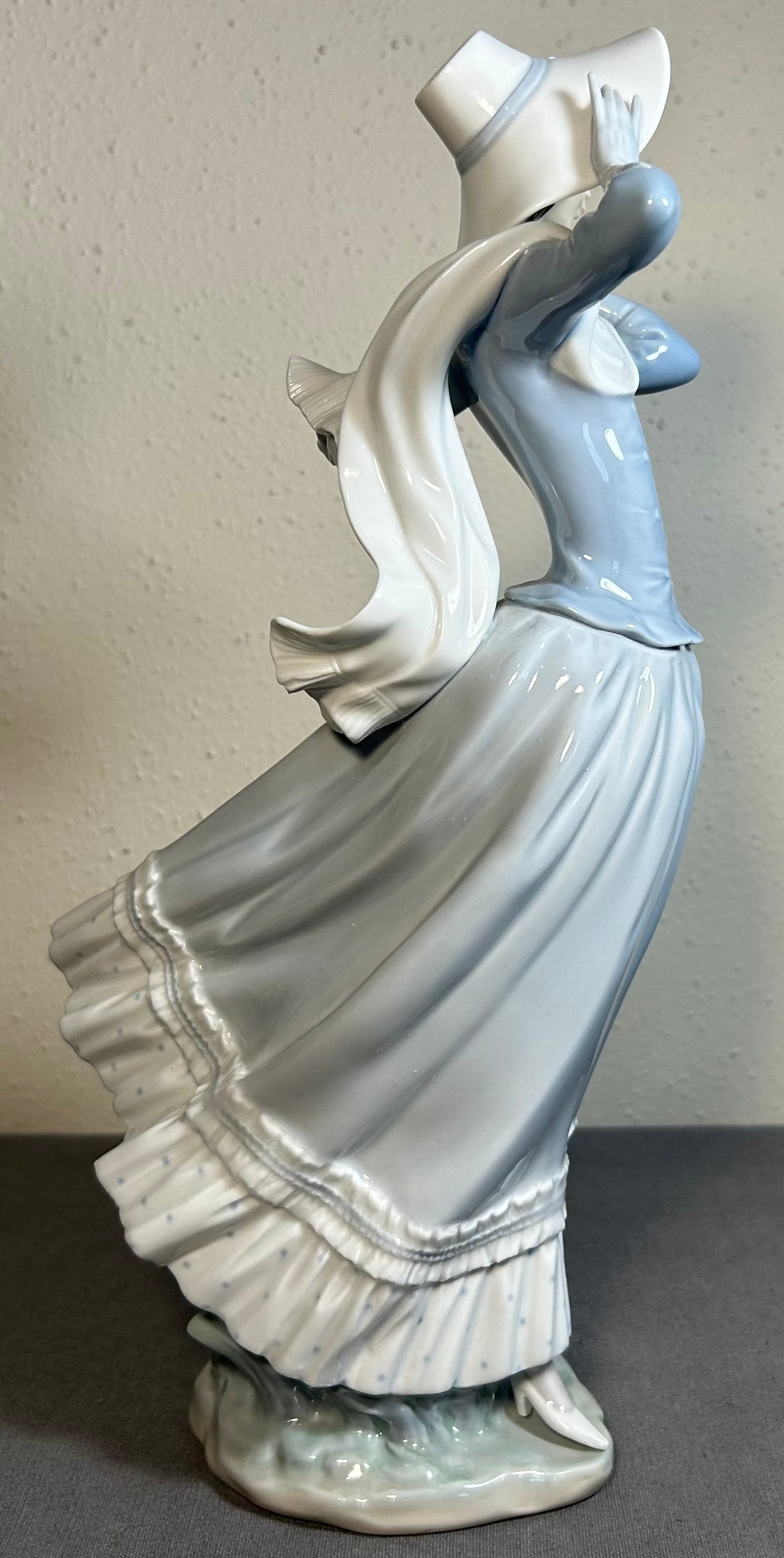 Vintage 1990’s Spanish Lladro Summer Breeze Figurine (#4936) (Retired)