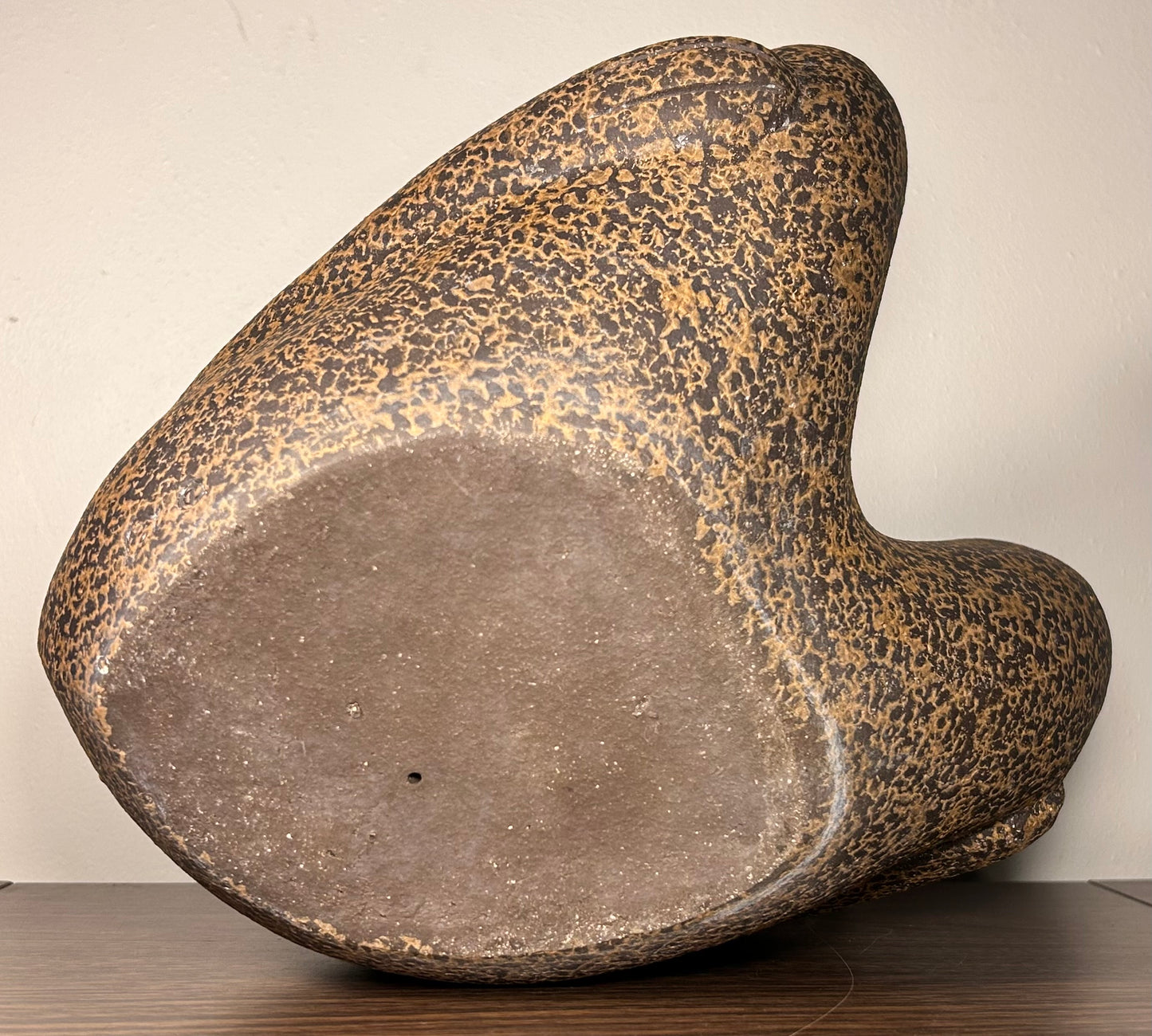 Vintage John H. Seymour Modernist Mottled Brown Stoneware Ceramic Large Sitting Bear Sculpture (20th Century)