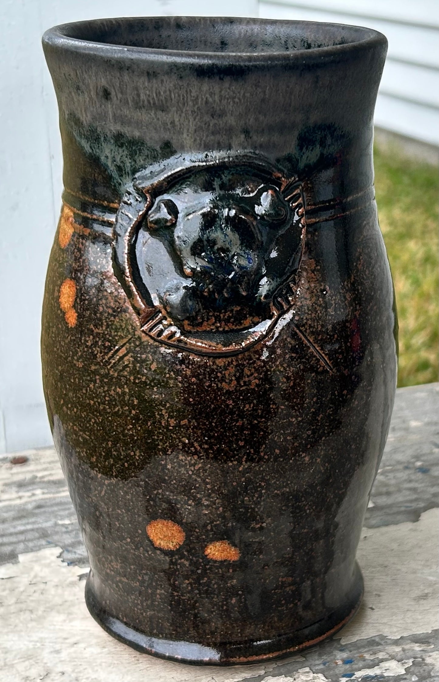 Vintage American Ron Taylor Art Pottery Contemporary Style Stoneware Jolly Roger Skull and Crossbones Motif Pirate Themed Pitcher (20th Century) (Kansas City, Missouri)