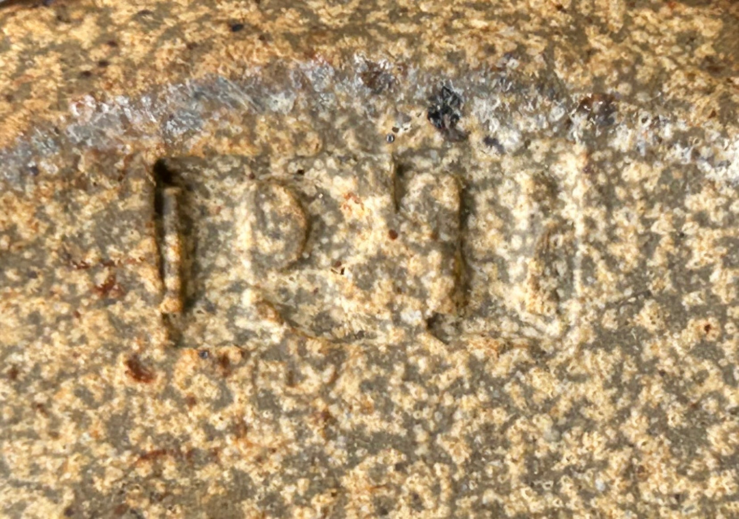 Vintage American Ron Taylor Art Pottery Contemporary Style Stoneware Jolly Roger Skull and Crossbones Motif Pirate Themed Pitcher (20th Century) (Kansas City, Missouri)