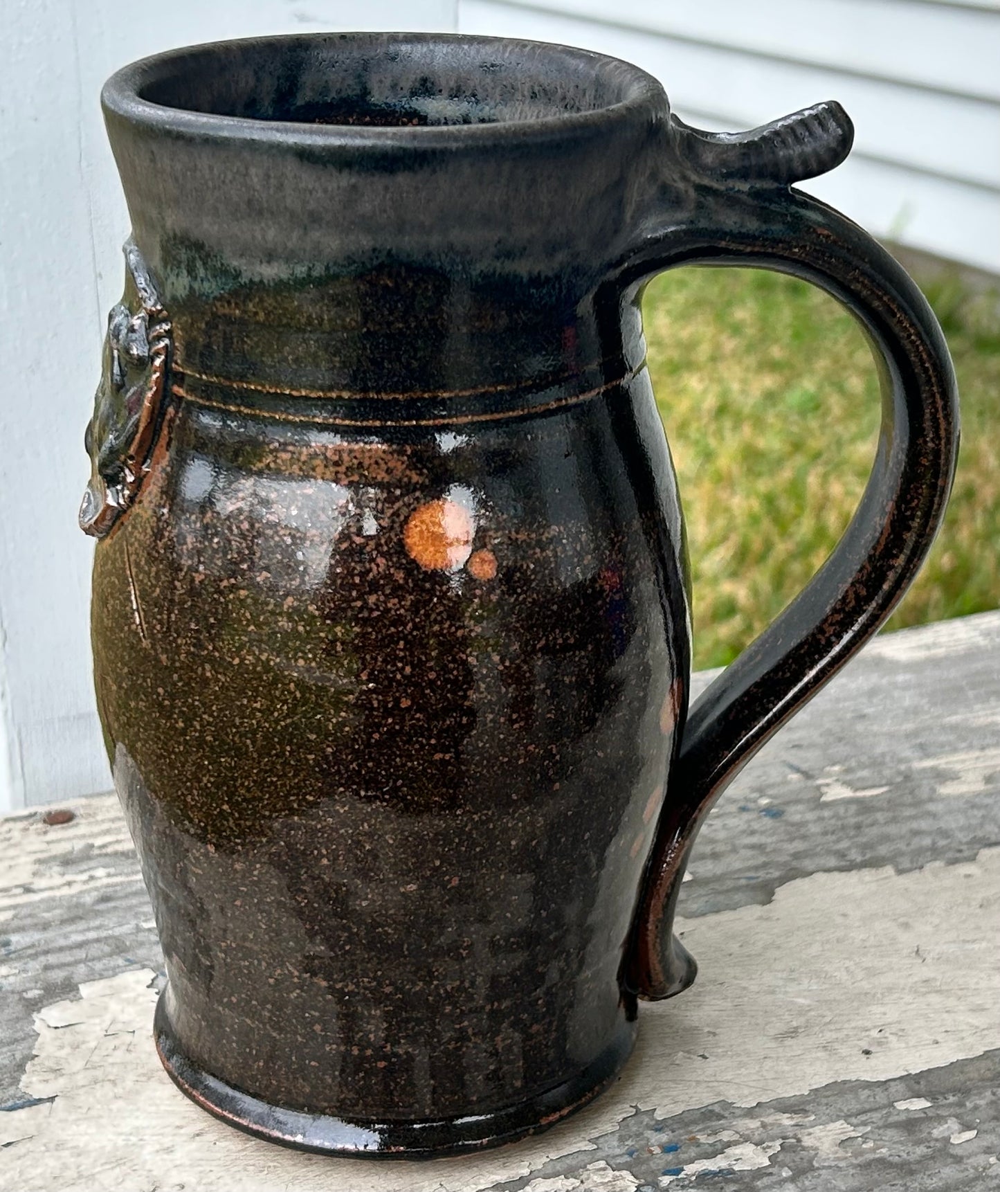 Vintage American Ron Taylor Art Pottery Contemporary Style Stoneware Jolly Roger Skull and Crossbones Motif Pirate Themed Pitcher (20th Century) (Kansas City, Missouri)
