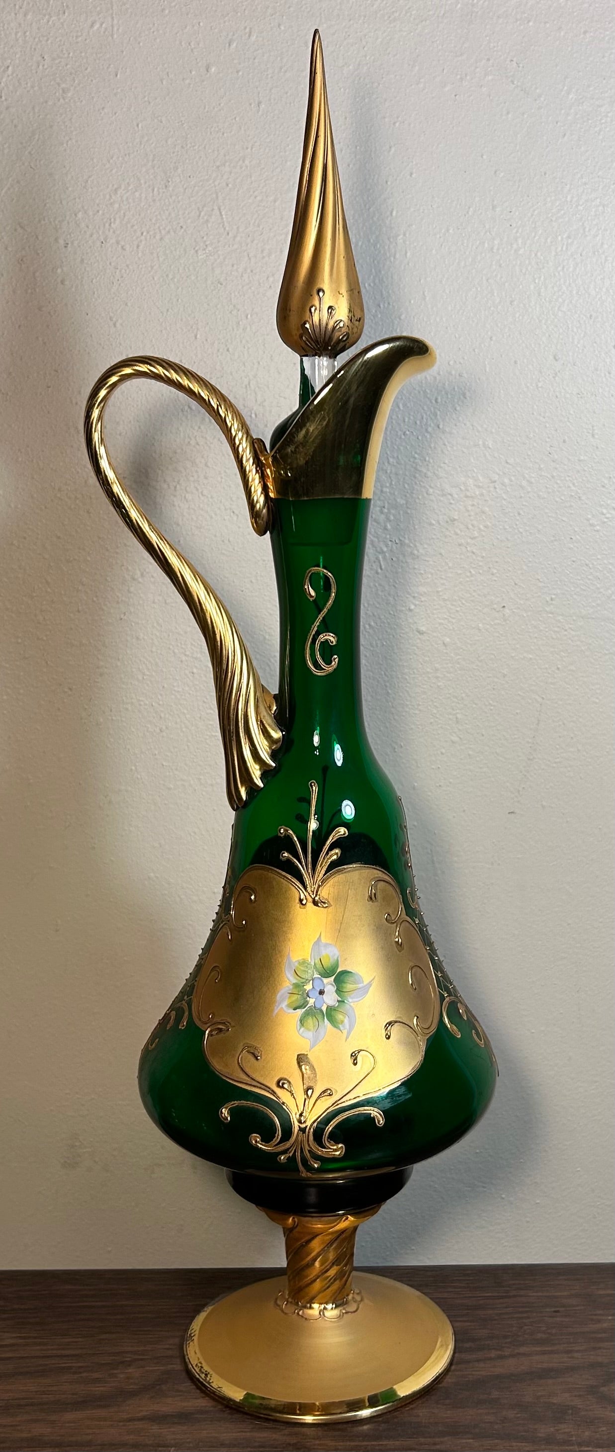 Vintage Mid 20th Century Italian Venetian Murano Tre Fuochi Gilded Emerald Green Glass Hand-Painted Floral Motifs Decanter and 5 Goblets Set