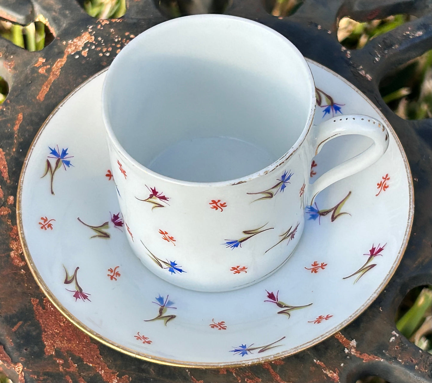 Late 19th Century Continental Victorian Porcelain Hand-Painted Gilded Floral Sprig Motifs Demitasse Cup and Saucer Set