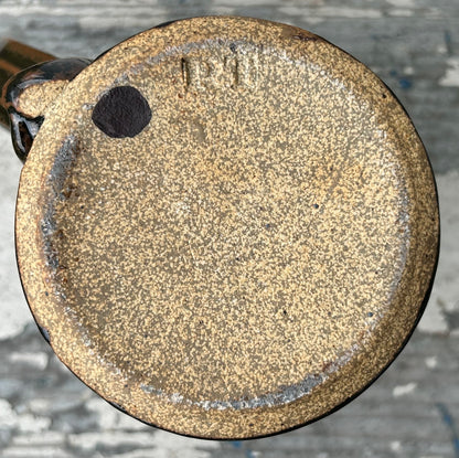 Vintage American Ron Taylor Art Pottery Contemporary Style Stoneware Jolly Roger Skull and Crossbones Motif Pirate Themed Pitcher (20th Century) (Kansas City, Missouri)