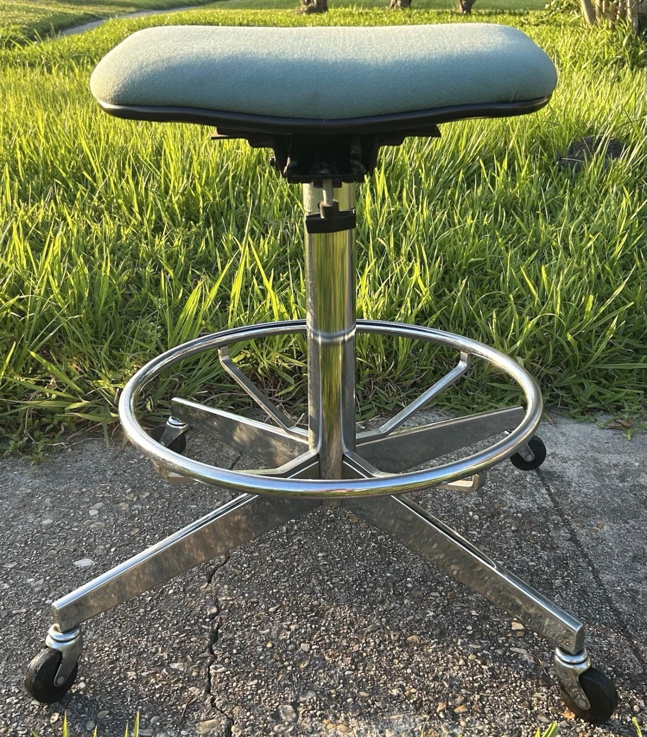 Vintage 1960’s/1970’s American Cramer Industries Upholstered Seat/Cast Aluminum Base Rolling Perch Stool