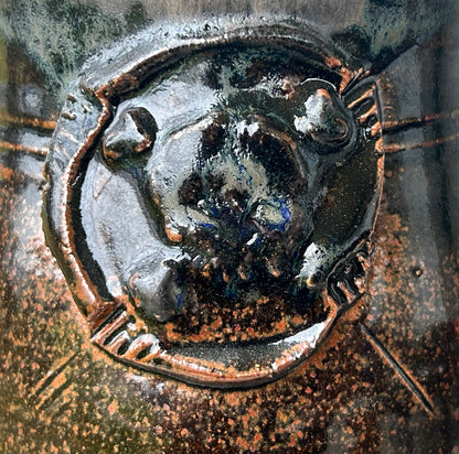 Vintage American Ron Taylor Art Pottery Contemporary Style Stoneware Jolly Roger Skull and Crossbones Motif Pirate Themed Pitcher (20th Century) (Kansas City, Missouri)