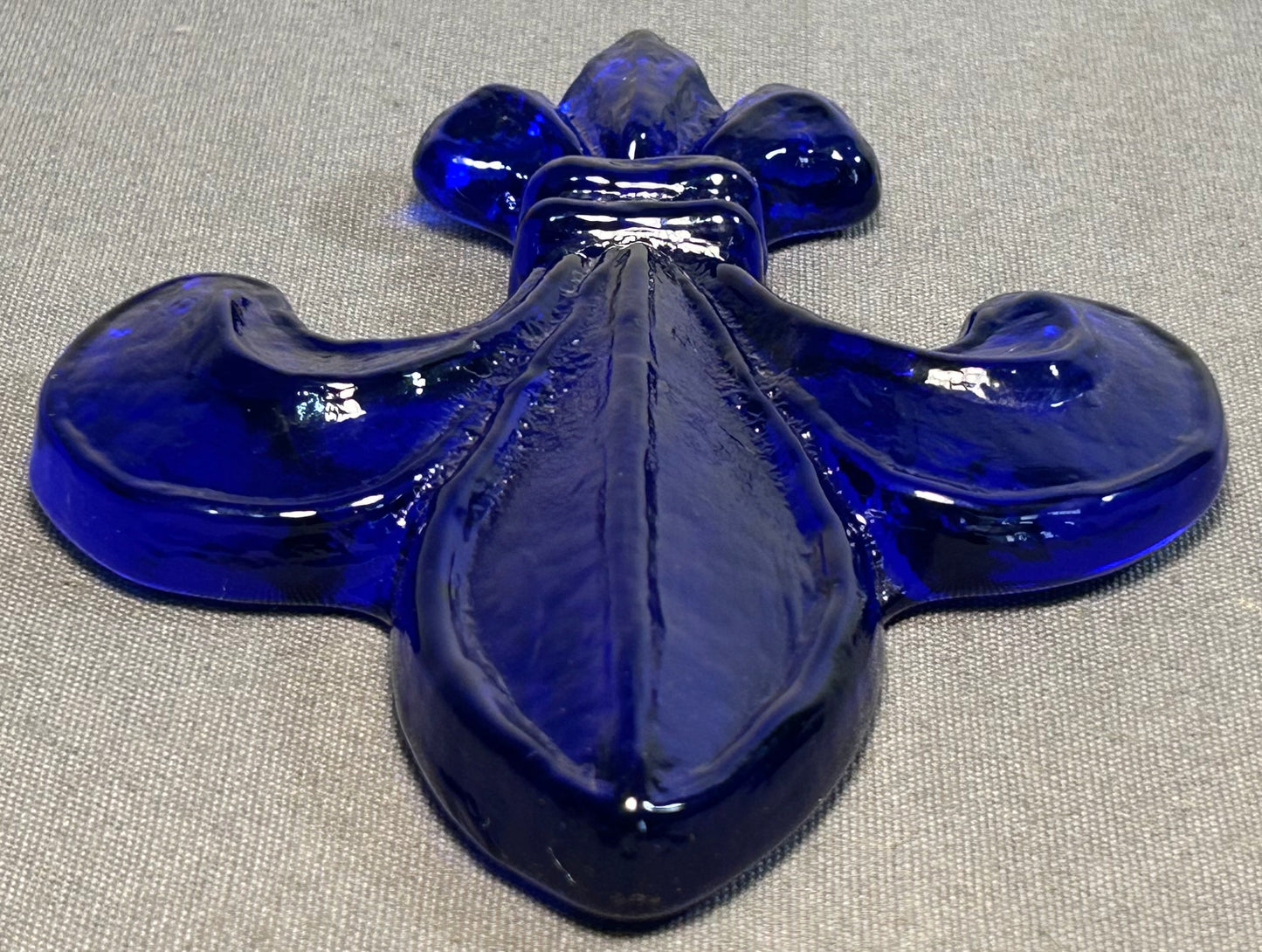 Vintage Mitchell Gaudet Studio Art Glass Cobalt Fleur de Lis Paperweight (20th Century) (New Orleans, Louisiana)