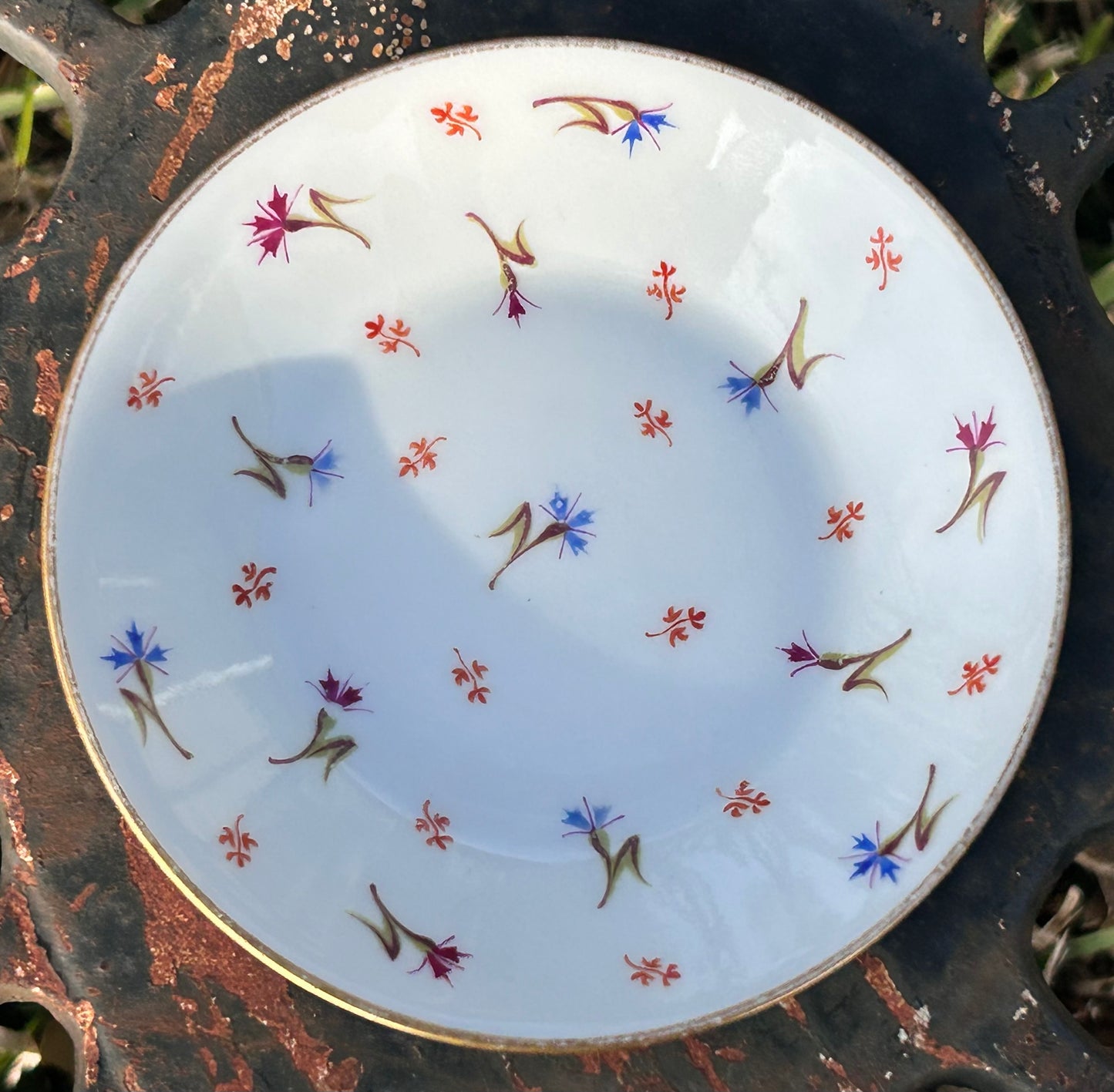 Late 19th Century Continental Victorian Porcelain Hand-Painted Gilded Floral Sprig Motifs Demitasse Cup and Saucer Set