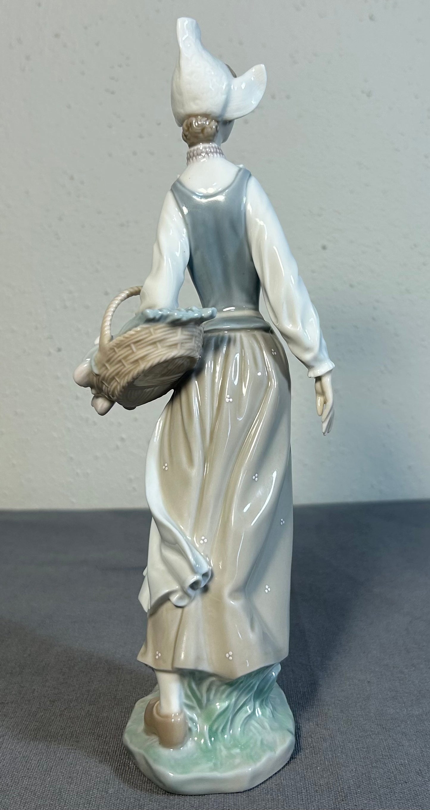 Vintage 1970’s Spanish Lladro Porcelain Genteel Dutch Girl with Flower Basket Figurine (Retired)