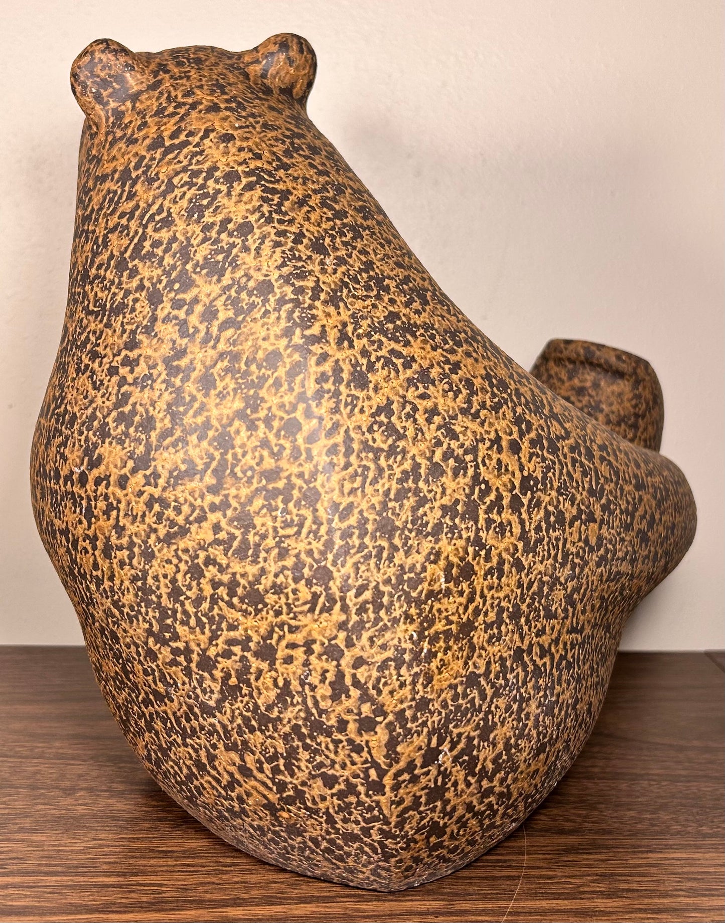 Vintage John H. Seymour Modernist Mottled Brown Stoneware Ceramic Large Sitting Bear Sculpture (20th Century)