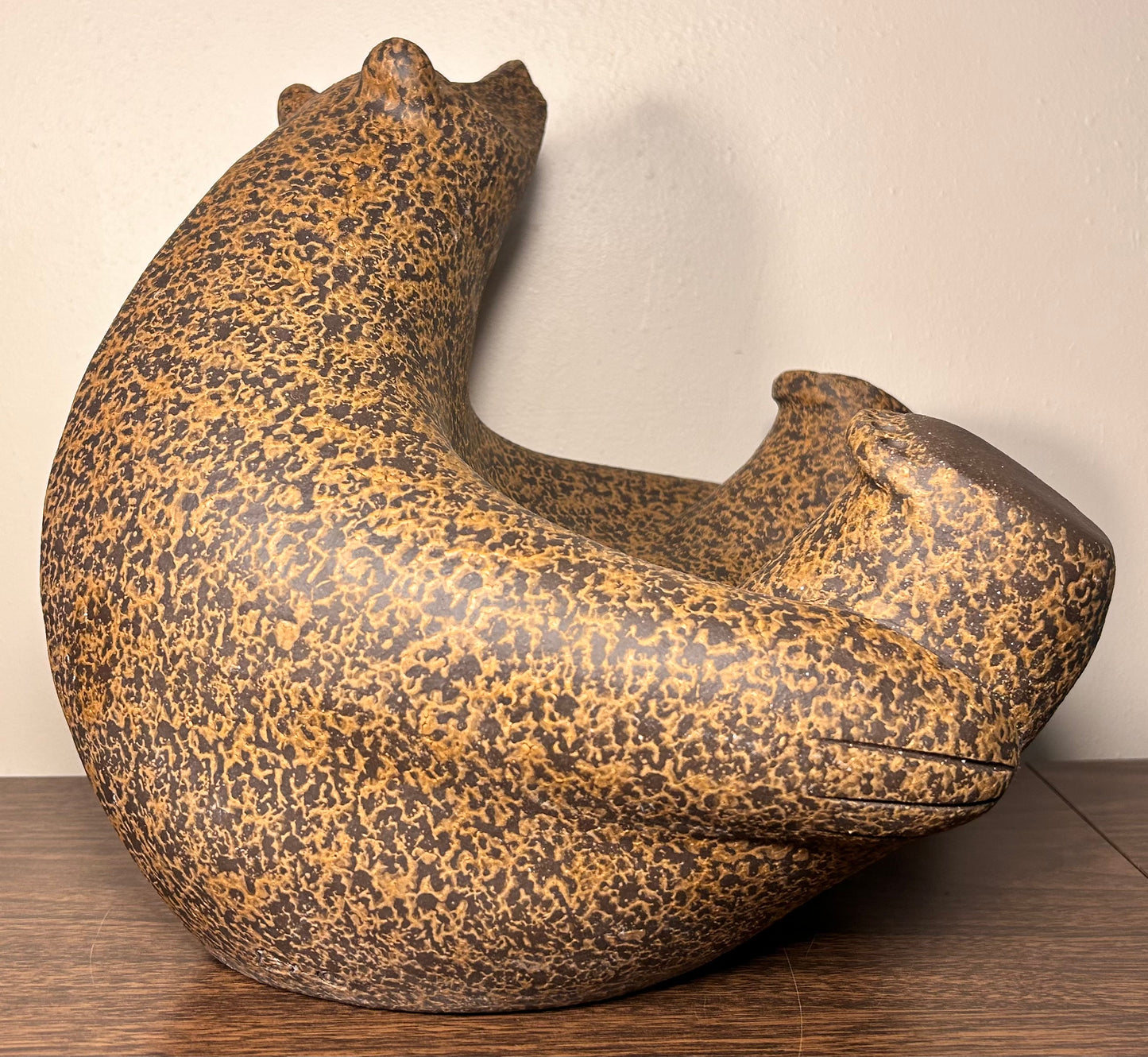 Vintage John H. Seymour Modernist Mottled Brown Stoneware Ceramic Large Sitting Bear Sculpture (20th Century)