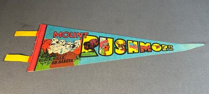 Vintage 1970’s American Mount Rushmore National Memorial Black Hills, South Dakota Souvenir Felt Pennant