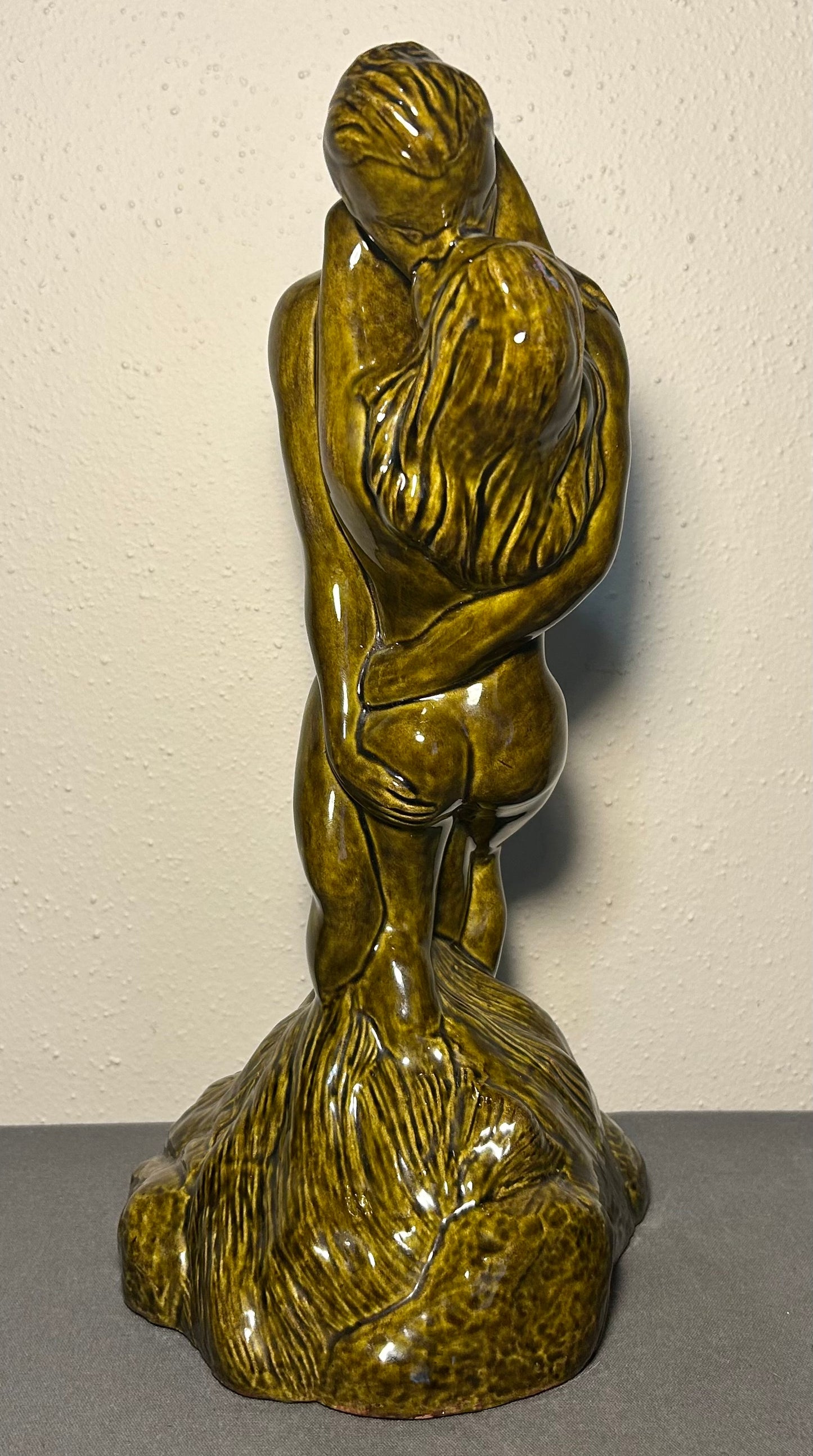 Vintage 1977 American Mid Century Modern Nude Lovers Kissing Olive Green Ceramic Sculpture