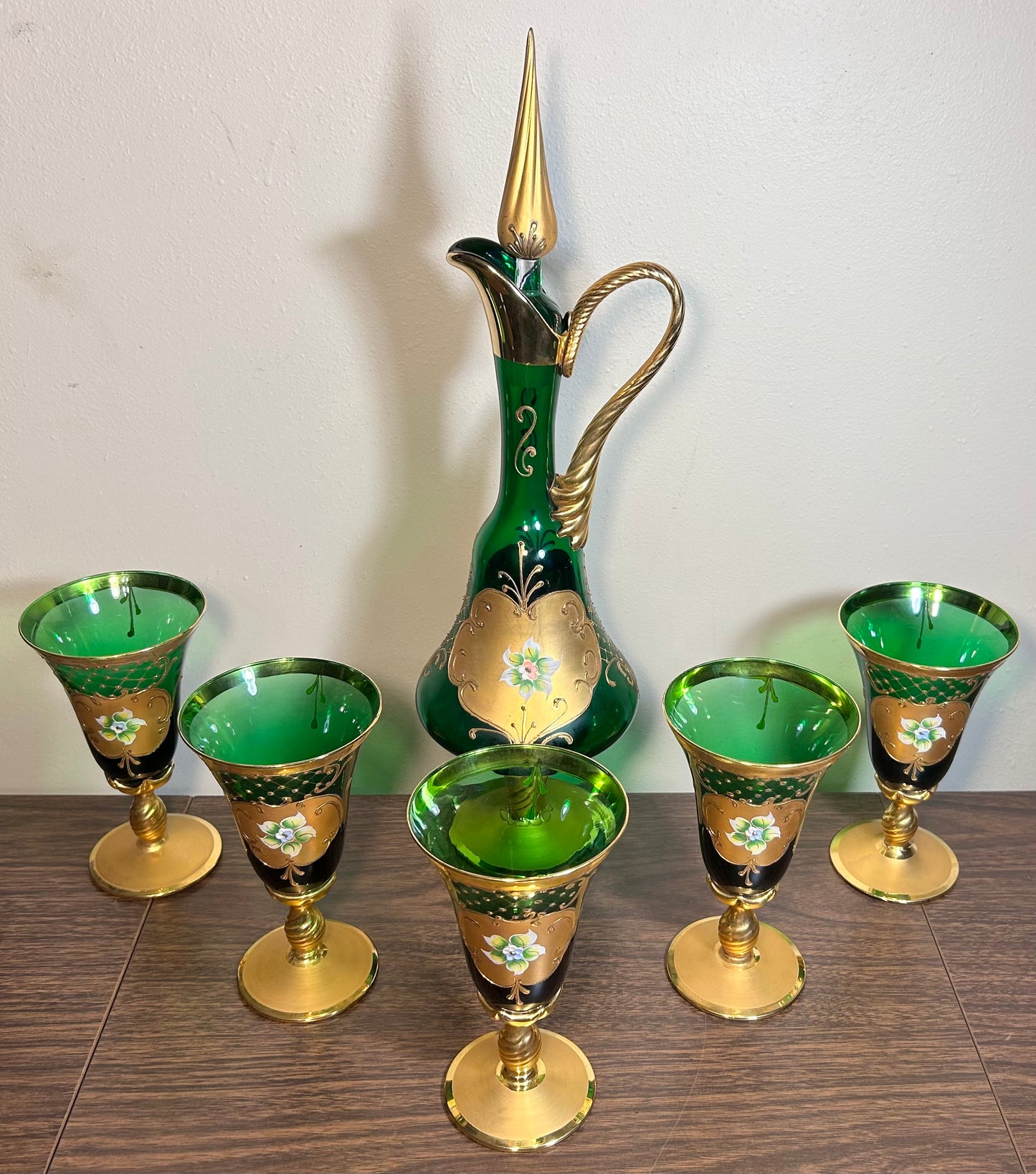 Vintage Mid 20th Century Italian Venetian Murano Tre Fuochi Gilded Emerald Green Glass Hand-Painted Floral Motifs Decanter and 5 Goblets Set