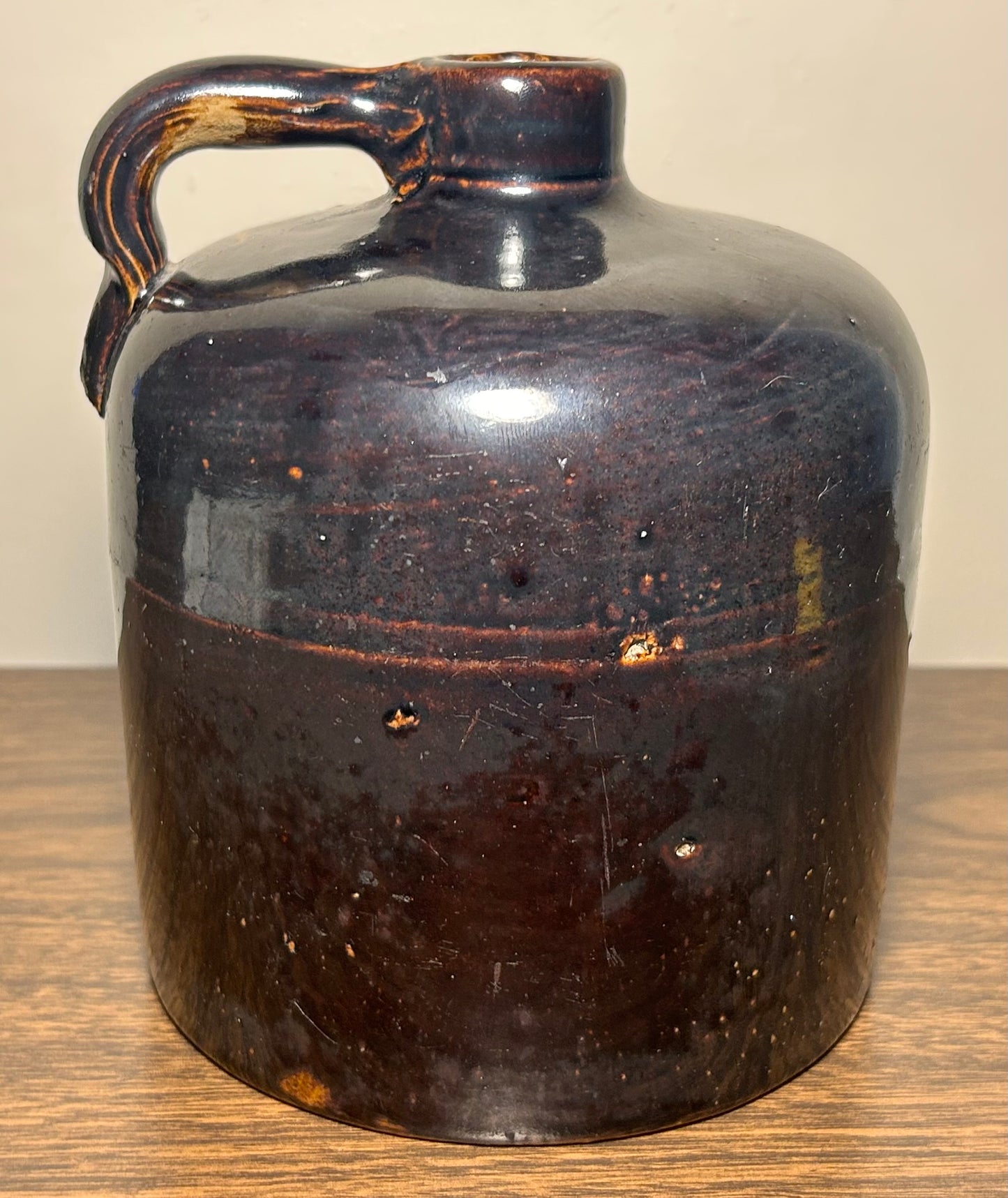 Late 19th Century American Primitive Albany Slip Glazed Brown Stoneware Beehive-Form 1/2 Gallon Jug