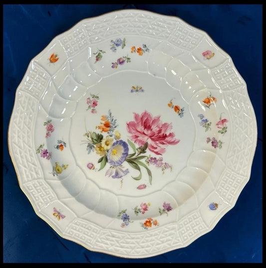 Late 19th Century German Meissen Porcelain Neubrandenstein Pattern Hand-Painted Floral Motifs Dinner Plate