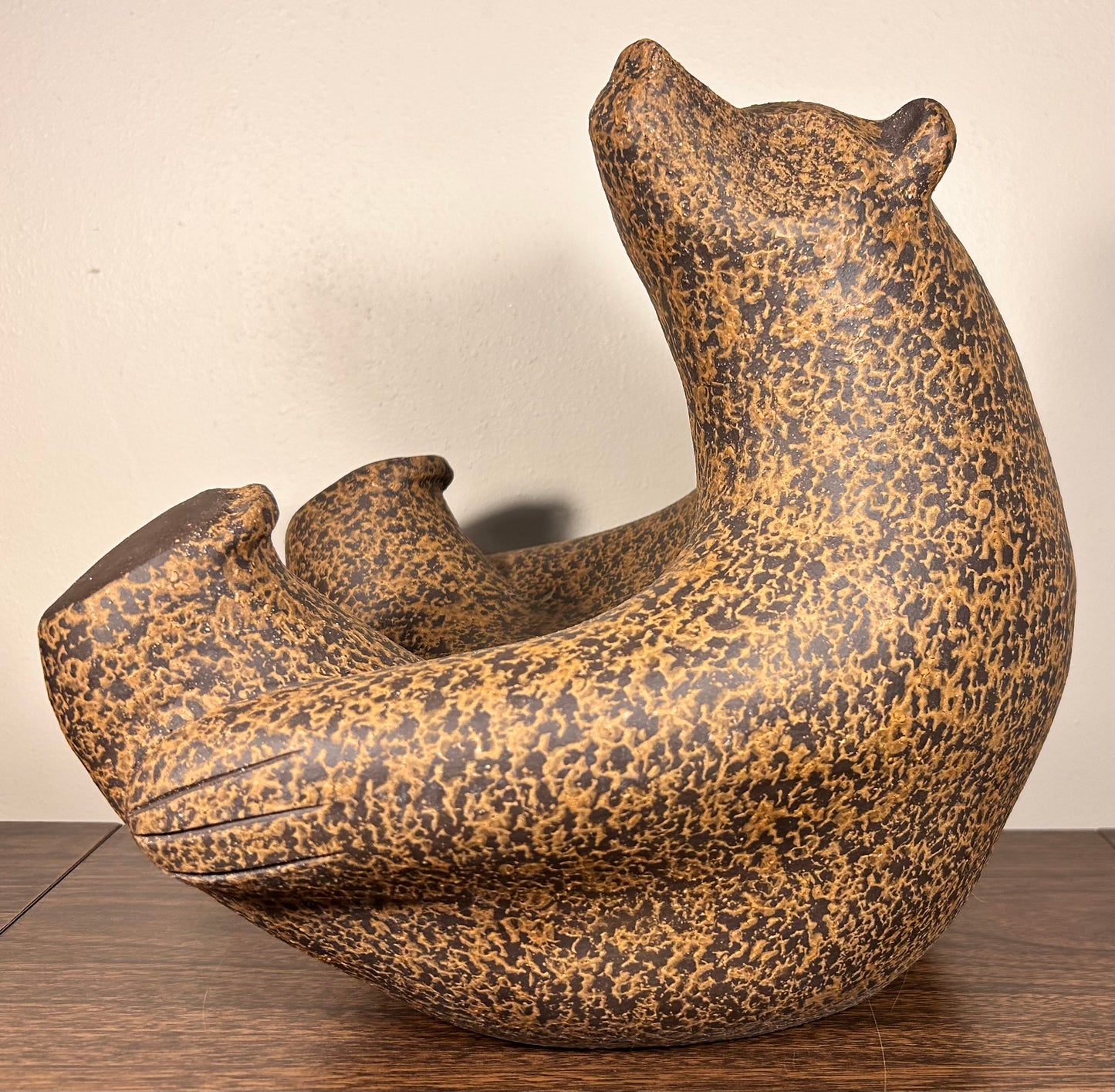 Vintage John H. Seymour Modernist Mottled Brown Stoneware Ceramic Large Sitting Bear Sculpture (20th Century)