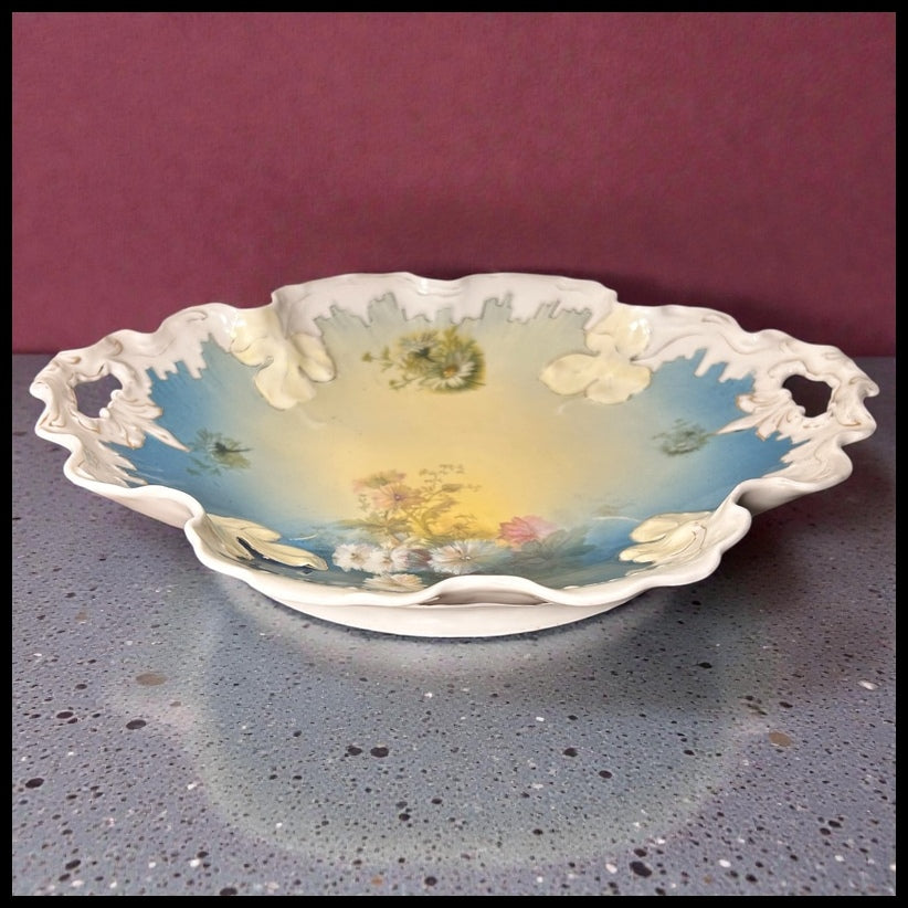 1897-1903 German Victorian Art Nouveau Bauer, Rosenthal, & Co. Porcelain Voltaire Pattern Serving Bowl with Handles
