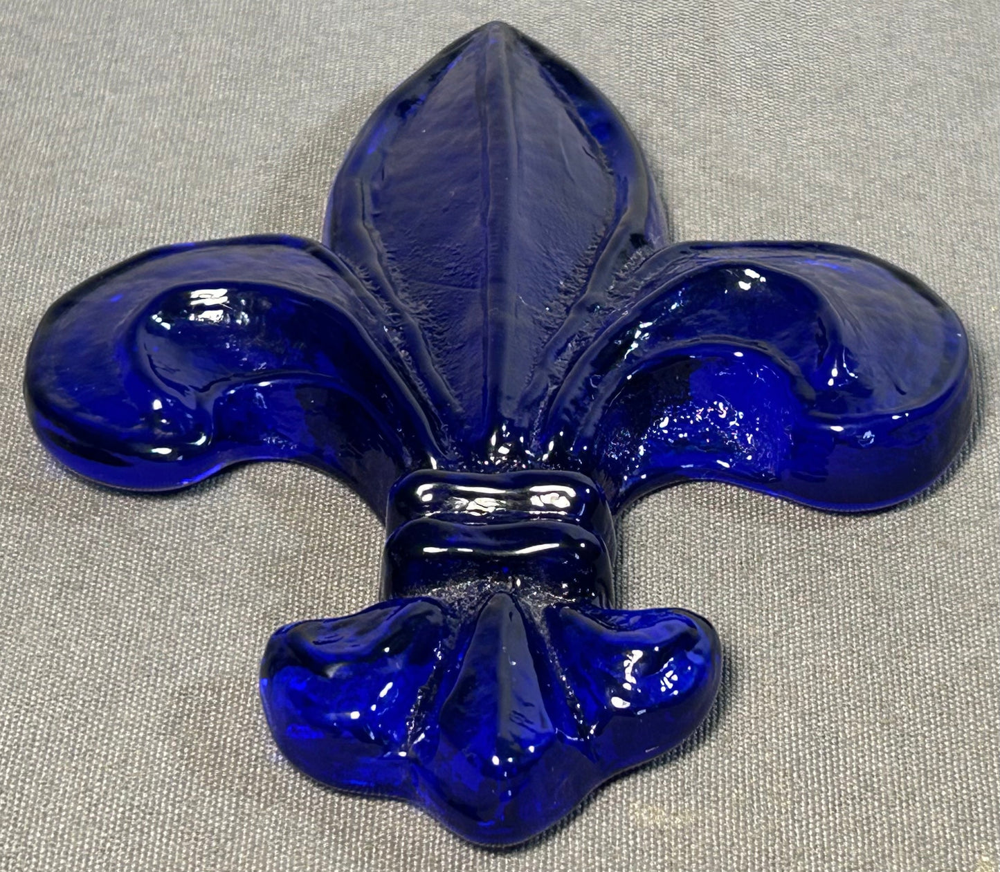 Vintage Mitchell Gaudet Studio Art Glass Cobalt Fleur de Lis Paperweight (20th Century) (New Orleans, Louisiana)